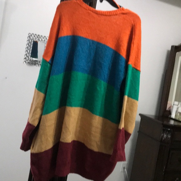 Beautiful sweater #MUST HAVE#..‼️‼️💯🙏🏾🙏🏾 - Picture 4 of 5